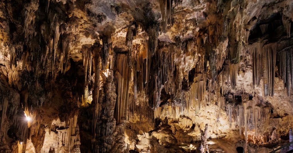 À la découverte des grottes insolites à explorer en espagne hors des sentiers battus 2 découvrez les grottes insolites d'espagne, des merveilles naturelles cachées offrant des paysages uniques et une expérience hors du commun.