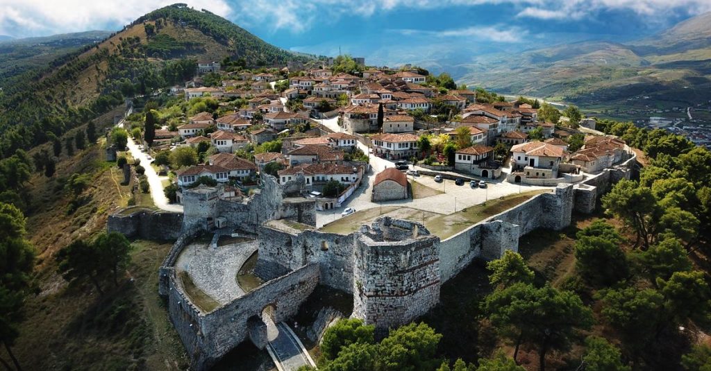Découvrir les villages fortifiés pyrénéens méconnus pleins de charme 2 découvrez l'histoire fascinante des villages fortifiés, leurs architectures défensives uniques et leur rôle stratégique à travers les siècles.