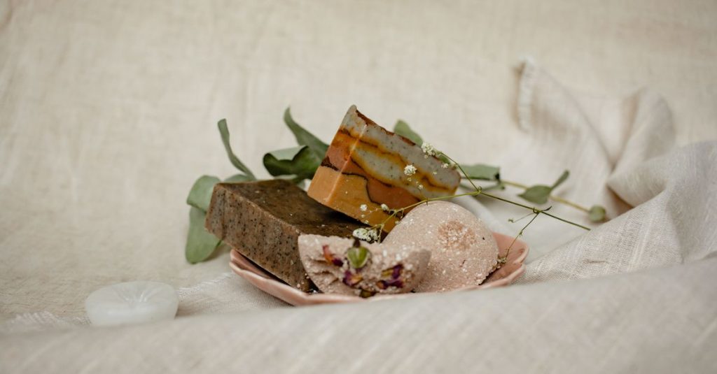 Découvrir les petites fabriques de savon naturel en espagne et leur savoir-faire artisanal 2 ateliers de fabrication de savon naturel en espagne : découvrez l'art traditionnel du savon artisanal avec des ingrédients naturels et respectueux de la peau.