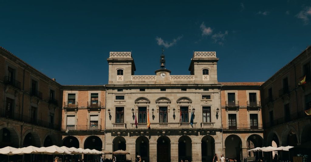 Découvrir les circuits historiques incontournables de la guerre civile espagnole autour de barcelone 2 découvrez les tours historiques de la guerre civile espagnole et explorez les lieux emblématiques, les batailles clés et les histoires fascinantes de ce conflit majeur.