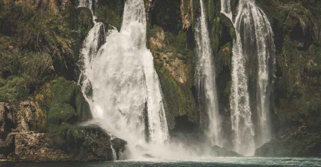 découvrez la beauté spectaculaire des cascades, où la puissance de l'eau rencontre la nature sauvage pour des paysages époustouflants et apaisants.